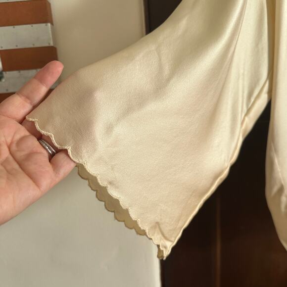 OSCAR de la RENTA | Cream Silk Scallop Edge Boxy wide Sleeve V Neck Blouse Sz 4 - Picture 3 of 5